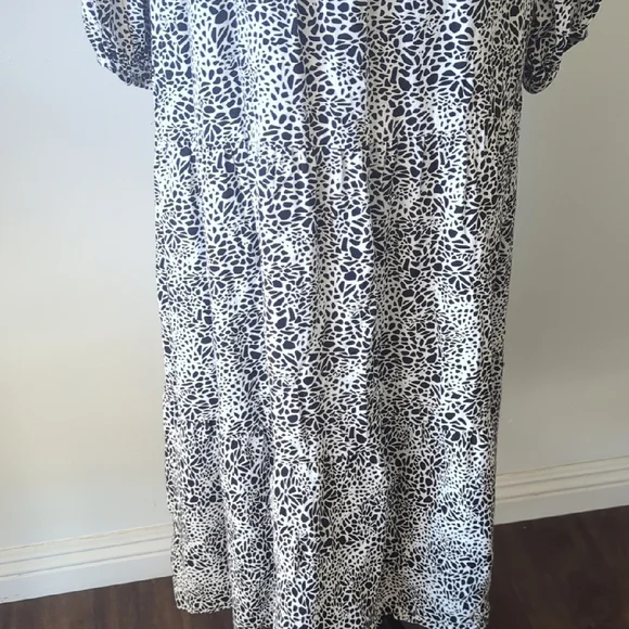 LOFT Monochrome Long Sleeve Dress - Picture 5 of 8